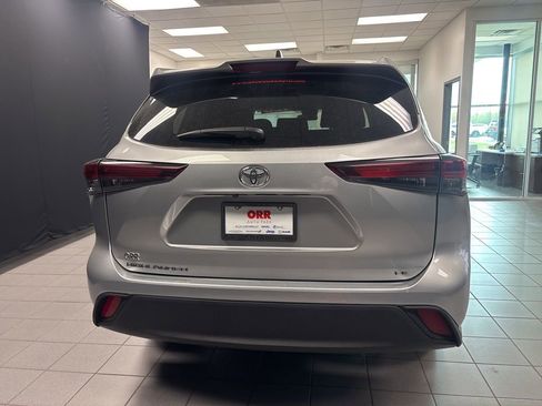 Used 2024 Toyota Highlander LE FWD image 4
