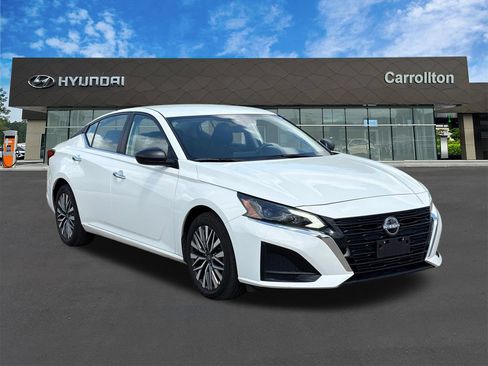 Used 2025 Nissan Altima 2.5 SV FWD image 3