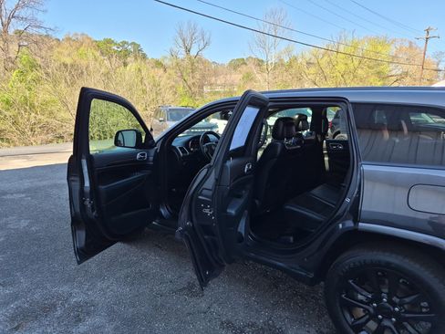 Used 2020 Jeep Grand Cherokee Altitude image 15