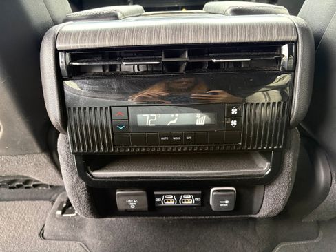 Certified 2024 Jeep Wagoneer Series II w/ Flexible Seating Group AWD/4WD image 15