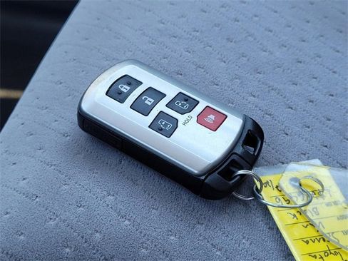 Used 2020 Toyota Sienna LE w/ LE Preferred Package image 31