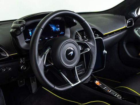 Used 2025 McLaren Artura Spider image 5