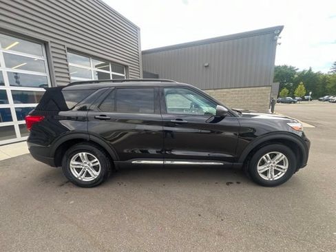 Used 2023 Ford Explorer XLT w/ Equipment Group 202A AWD/4WD image 4