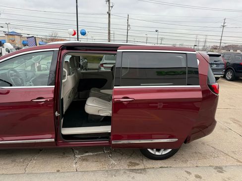 Used 2020 Chrysler Pacifica Limited image 22