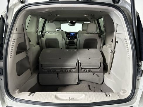 Used 2020 Chrysler Pacifica Touring-L w/ Tire & Wheel Group image 25