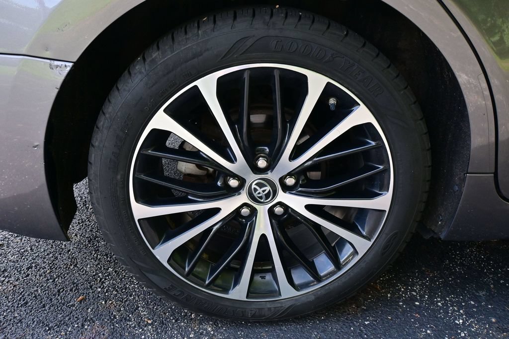 Used 2018 Toyota Camry SE w/ Moonroof Package FWD image 25
