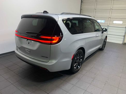 New 2026 Chrysler Pacifica Limited image 3