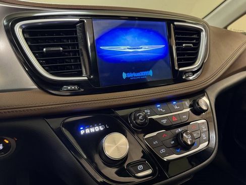 Used 2017 Chrysler Pacifica Limited image 13
