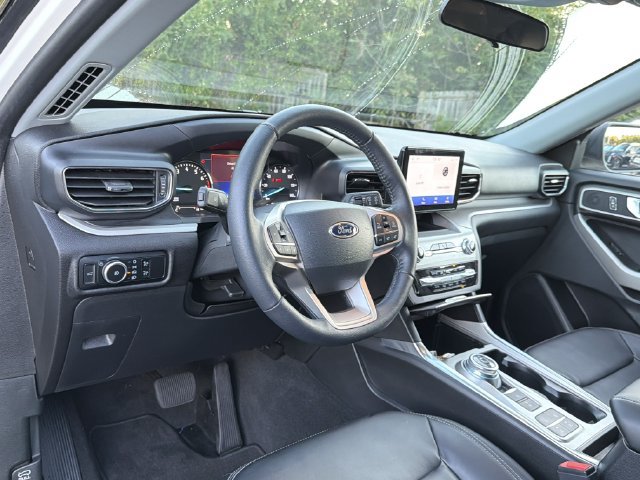 Used 2023 Ford Explorer XLT w/ Equipment Group 202A RWD image 9