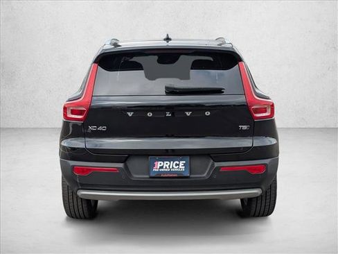 Used 2021 Volvo XC40 T5 Momentum image 7
