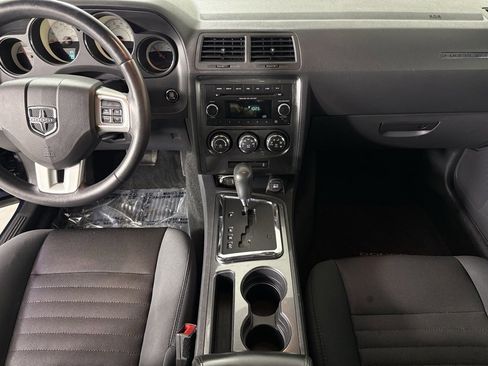 Used 2014 Dodge Challenger SXT image 30