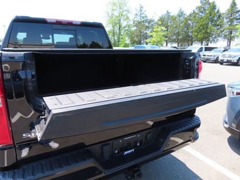 Used 2022 Chevrolet Silverado 1500 ZR2 w/ Technology Package AWD/4WD image 12