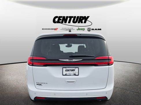 Used 2024 Chrysler Pacifica Touring-L image 5