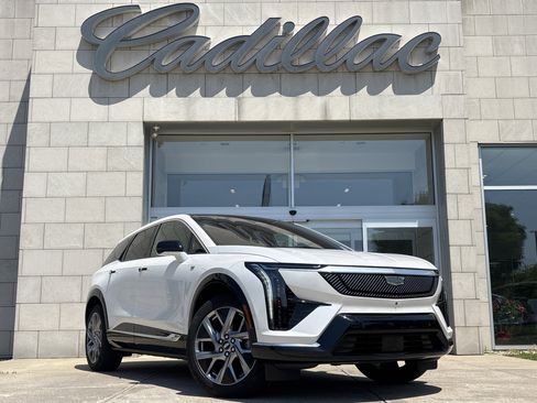 Used 2025 Cadillac Optiq Luxury 2 w/ LPO, Floor Liner Package AWD/4WD image 1