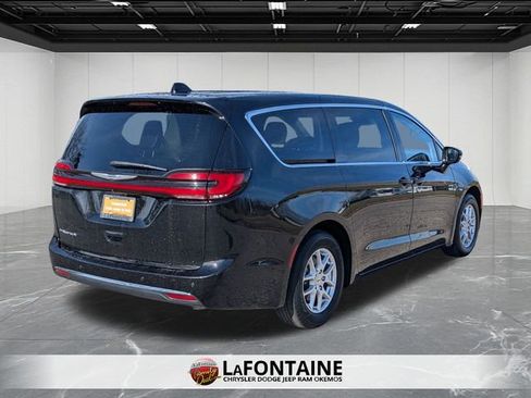 Used 2024 Chrysler Pacifica Touring-L image 5