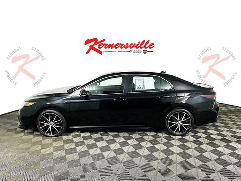 Used 2024 Toyota Camry SE image 4