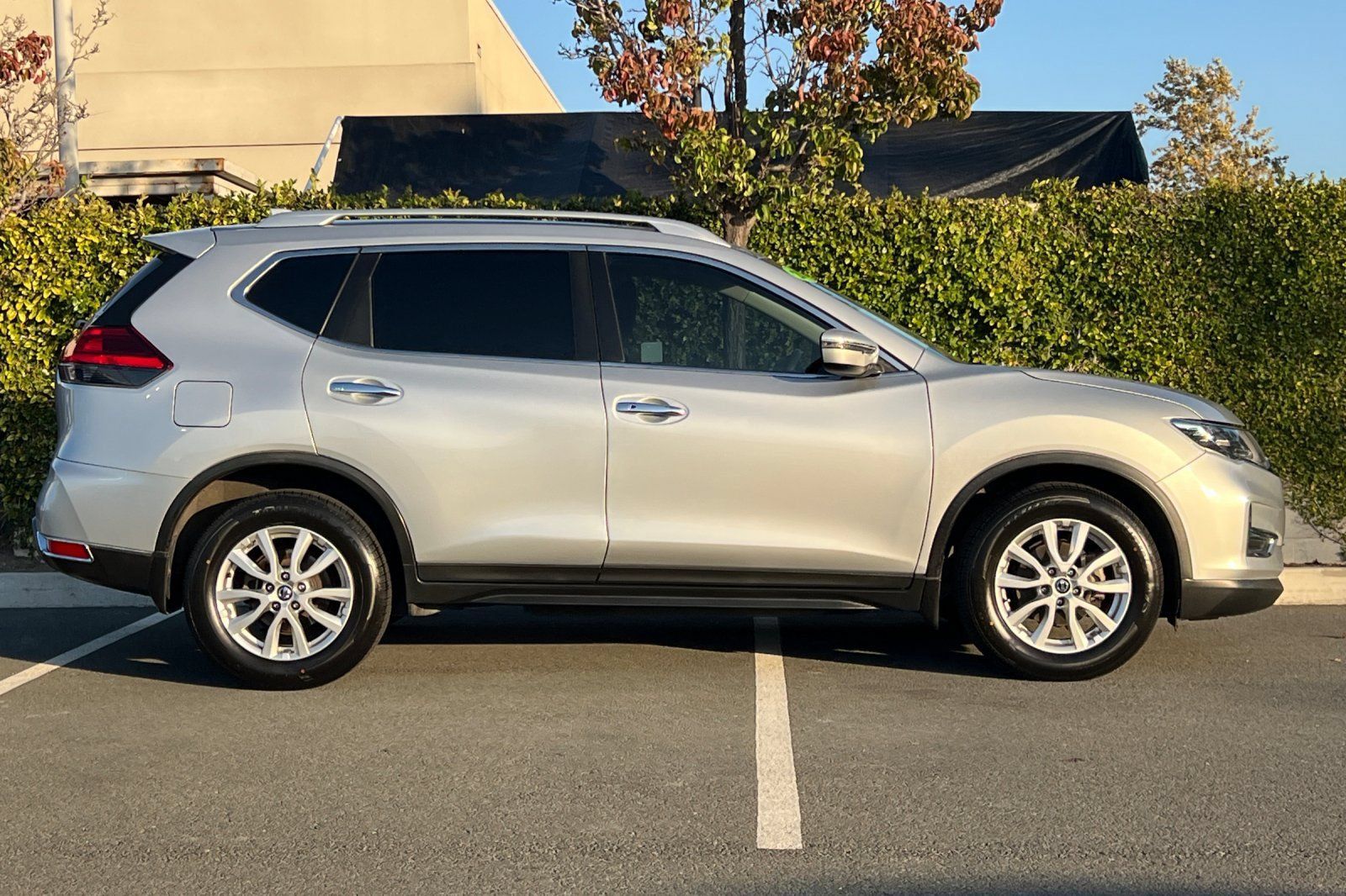 Used 2017 Nissan Rogue SV FWD image 3