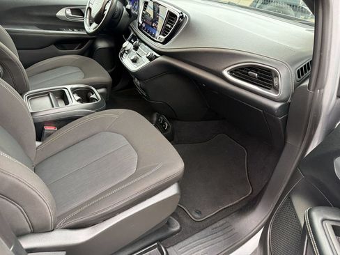 Used 2021 Chrysler Pacifica Touring w/ S Appearance Package FWD image 30