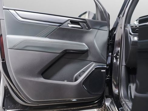 Used 2025 GMC Acadia AT4 w/ Luxury Package image 24