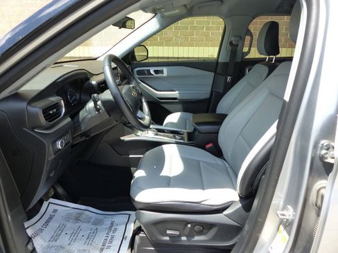 Used 2021 Ford Explorer XLT w/ Equipment Group 202A AWD/4WD image 22