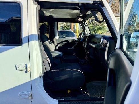 Used 2012 Jeep Wrangler Unlimited Sahara AWD/4WD image 15