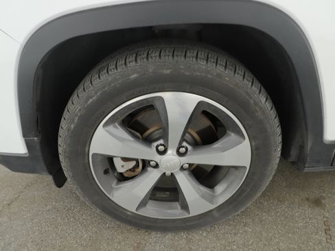 Used 2019 Jeep Cherokee Limited image 5