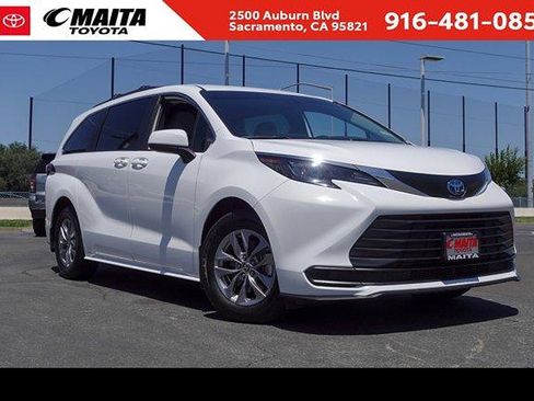 Certified 2025 Toyota Sienna LE FWD image 1