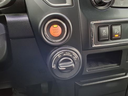 Used 2023 Nissan Titan SV image 10