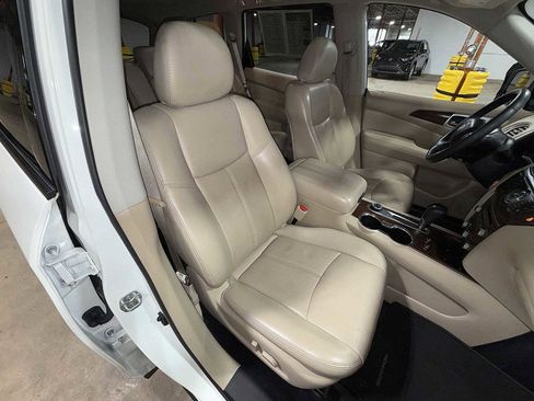 Used 2019 Nissan Pathfinder Platinum image 16