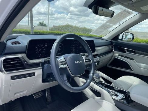 Used 2025 Kia Telluride SX w/ SX Captain's Chair Package FWD image 10