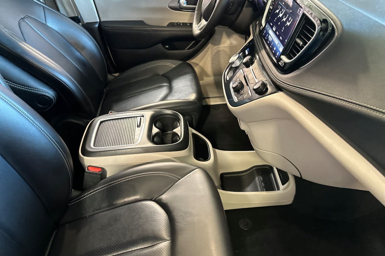 Used 2023 Chrysler Pacifica Touring-L FWD image 25