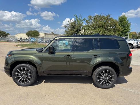 Used 2025 Lexus GX 550 w/ Accessory Package (2T) image 2