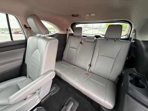 Used 2021 Toyota Highlander XLE FWD image 26