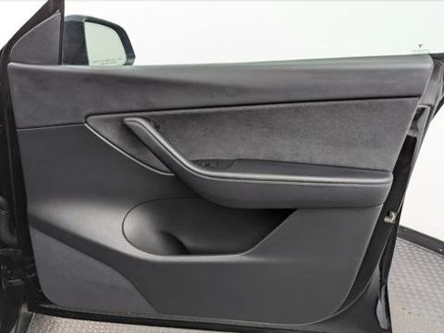 Used 2022 Tesla Model Y Long Range image 22