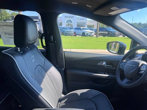 New 2027 Chrysler Pacifica Limited w/ S Appearance Package FWD image 20
