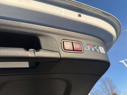 Used 2025 Mercedes-Benz GLE 350 4MATIC image 23