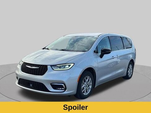 Used 2024 Chrysler Pacifica Touring-L FWD image 11