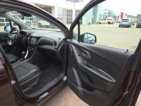 Used 2022 Chevrolet Trax LT w/ LT Convenience Package image 31