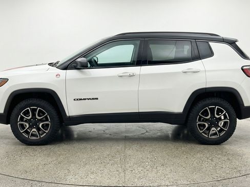 Used 2025 Jeep Compass Trailhawk image 5
