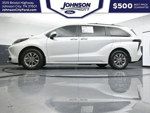 Used 2024 Toyota Sienna XLE FWD image 30