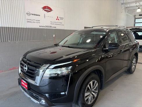 Used 2023 Nissan Pathfinder SL AWD/4WD image 6