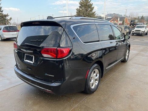 Certified 2018 Chrysler Pacifica Touring-L image 6