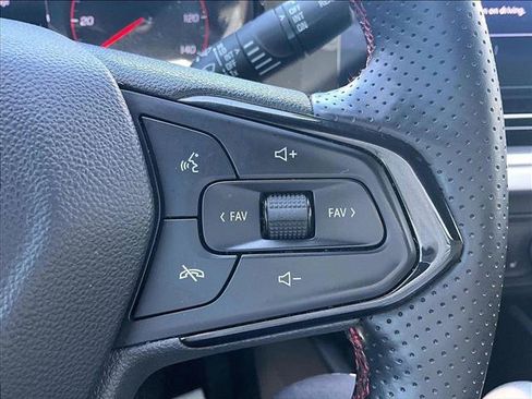Used 2025 Chevrolet Trax RS w/ Sunroof Package FWD image 21