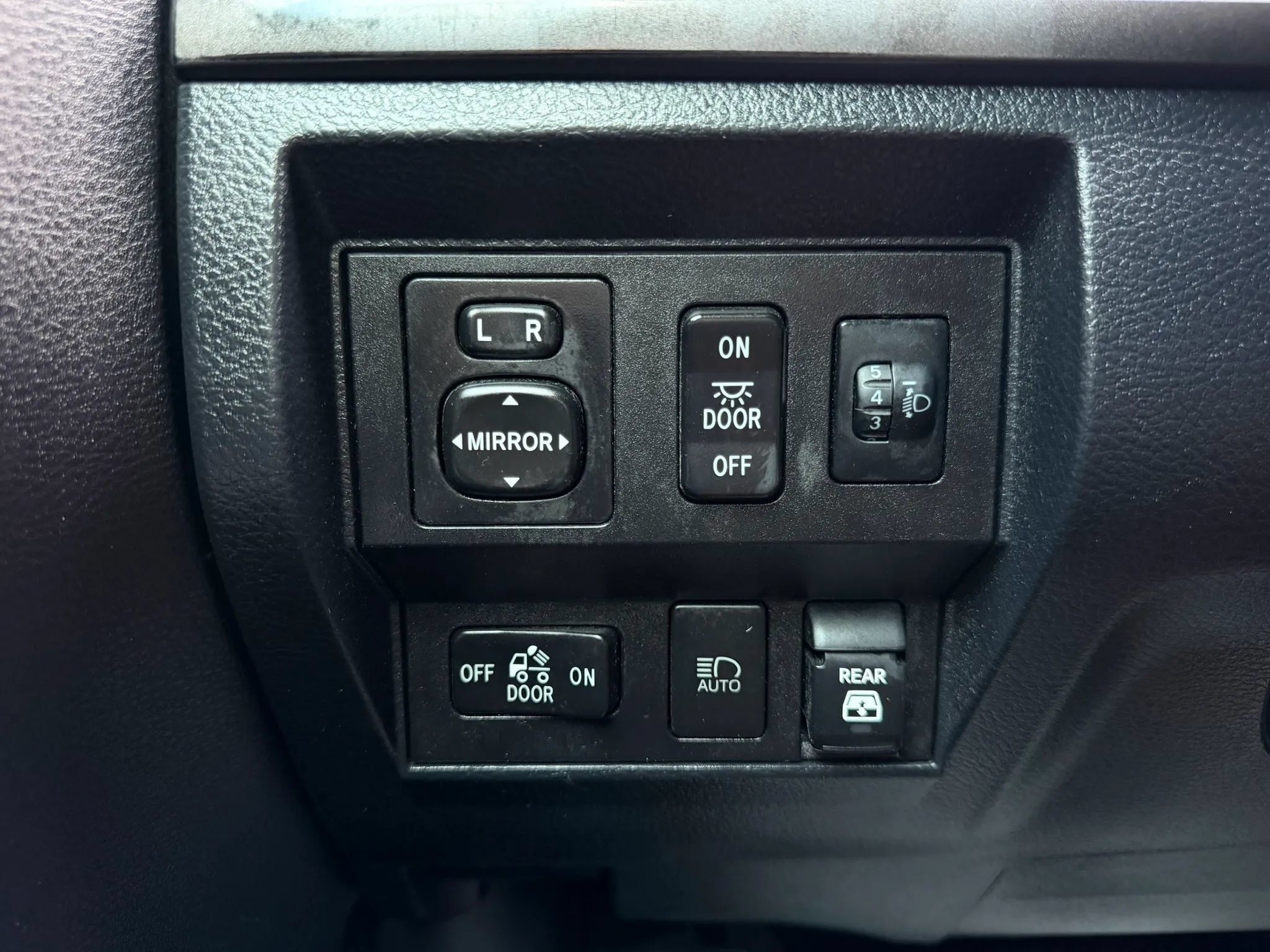 Used 2020 Toyota Tundra SR5 w/ SR5 Upgrade Package AWD/4WD image 26