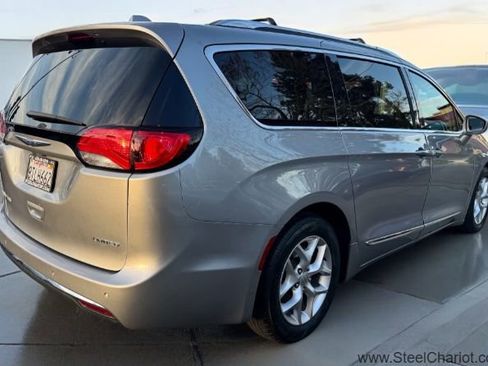 Used 2019 Chrysler Pacifica Limited image 5