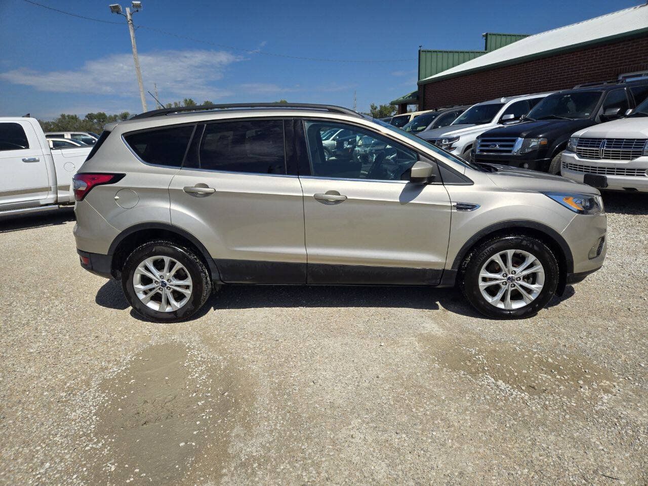 Used 2017 Ford Escape SE w/ Equipment Group 201A AWD/4WD image 2