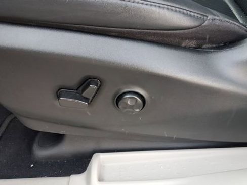 Certified 2024 Chrysler Pacifica Touring-L image 21