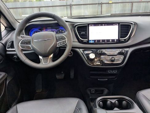 Used 2025 Chrysler Pacifica Select image 24