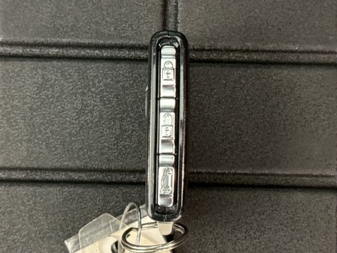 Used 2021 Volvo XC40 T5 Momentum w/ Premium Package image 24