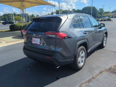Used 2019 Toyota RAV4 XLE w/ Carpet Mat Package AWD/4WD image 5